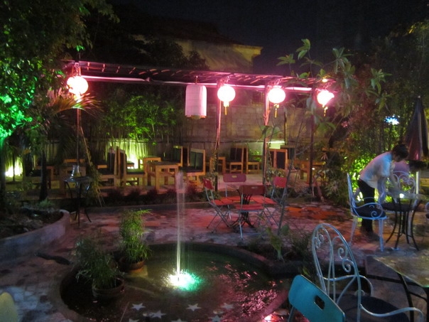 Cà phê vườn hút khách với đèn trang trí
