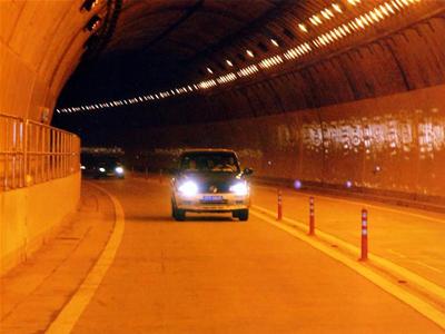 Đèn pha chiếu sáng vùng cửa vào, cửa ra đường hầm